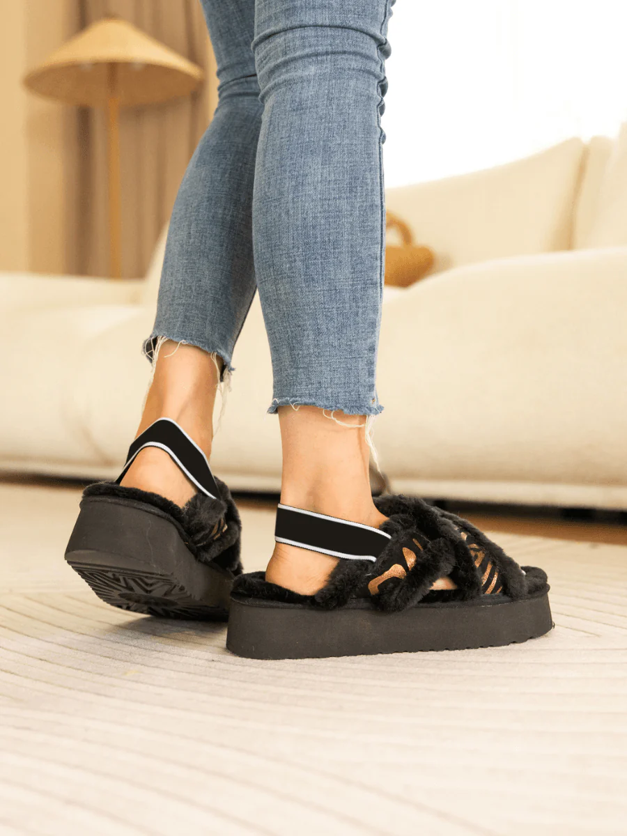 Smaibulun Ugg | Roar Wool Lined Criss-Cross Strap Slipper - Black - Image 7