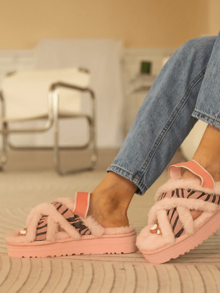 Smaibulun Ugg | Roar Wool Lined Criss-Cross Strap Slipper - Pink - Image 5