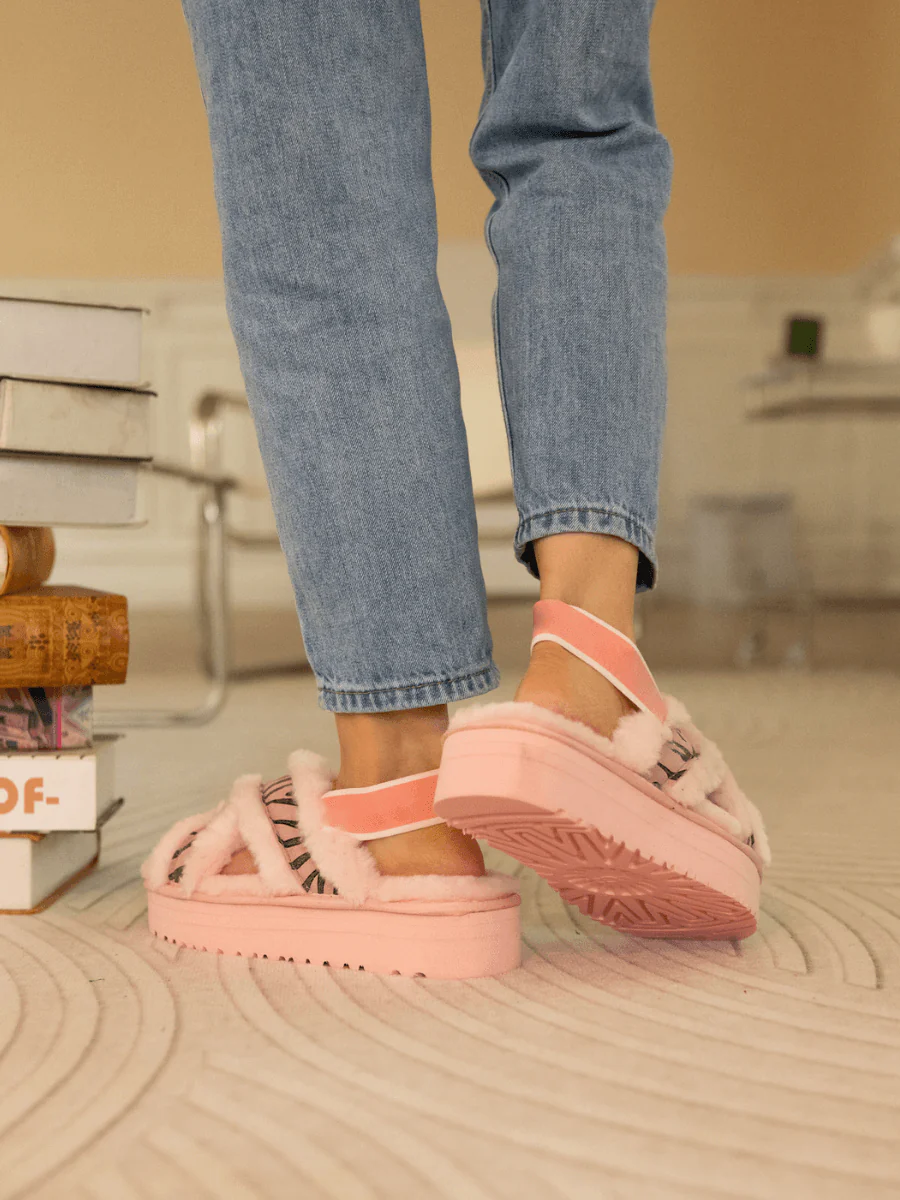 Smaibulun Ugg | Roar Wool Lined Criss-Cross Strap Slipper - Pink - Image 6