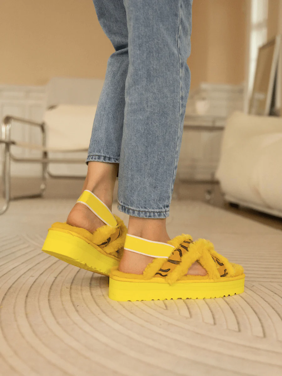 Smaibulun Ugg | Roar Wool Lined Criss-Cross Strap Slipper - Yellow - Image 4