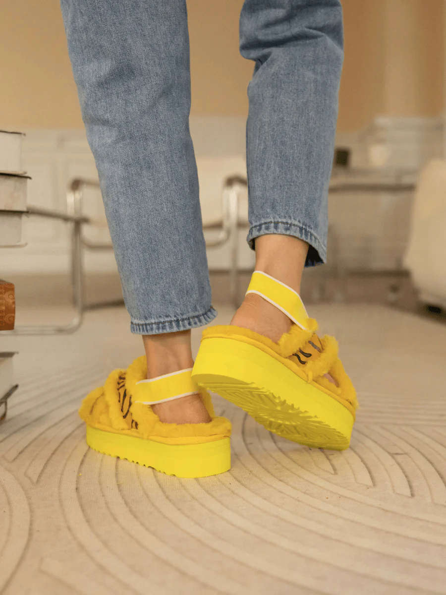 Smaibulun Ugg | Roar Wool Lined Criss-Cross Strap Slipper - Yellow - Image 8