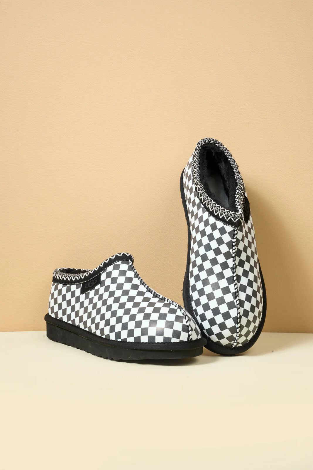 Smaibulun Ugg | Seasonal Cheers Plaid Bootie - Black - Image 9