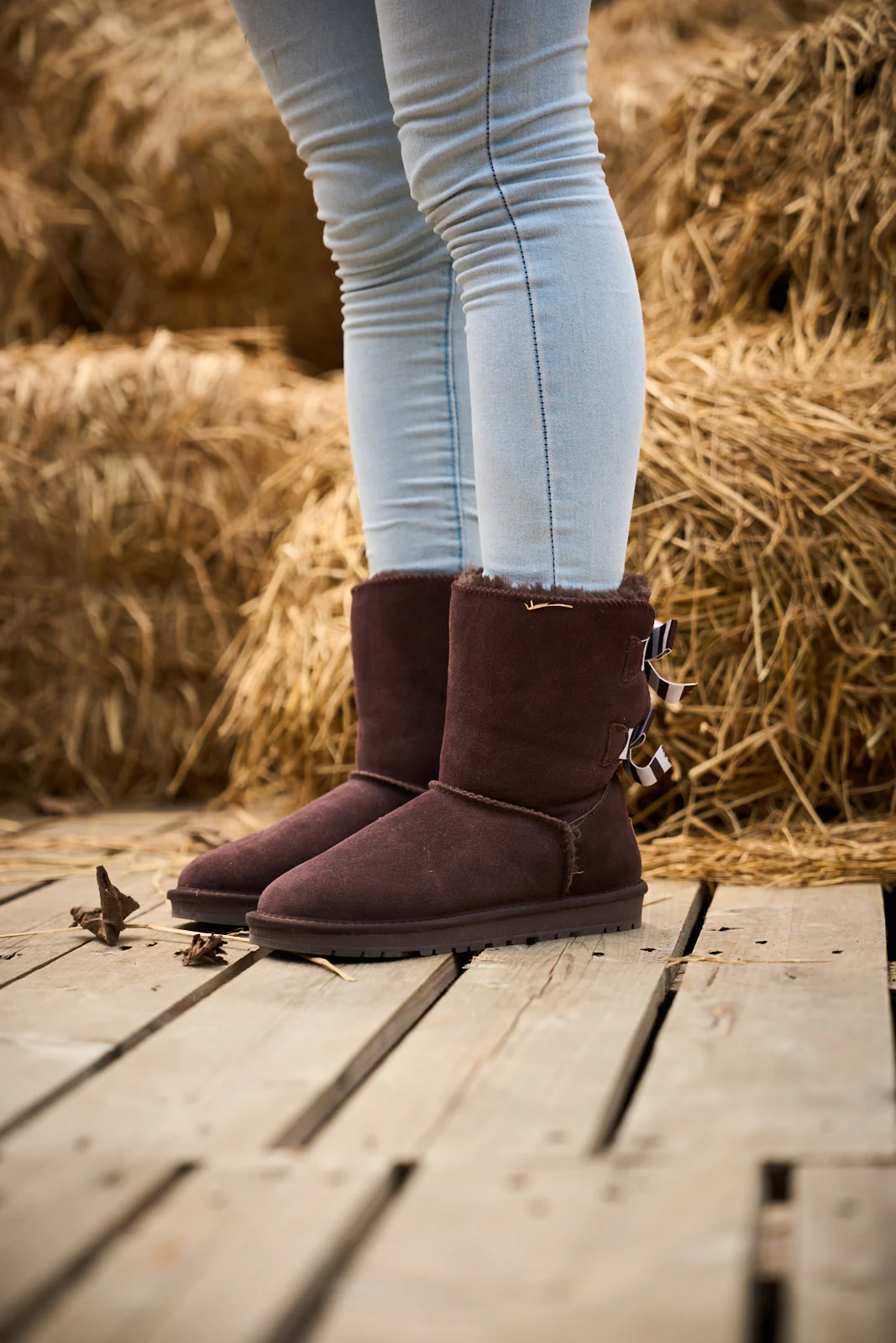 Smaibulun Ugg | Serenity Striped Bailey Bow Shearling Boots - Brown - Image 2