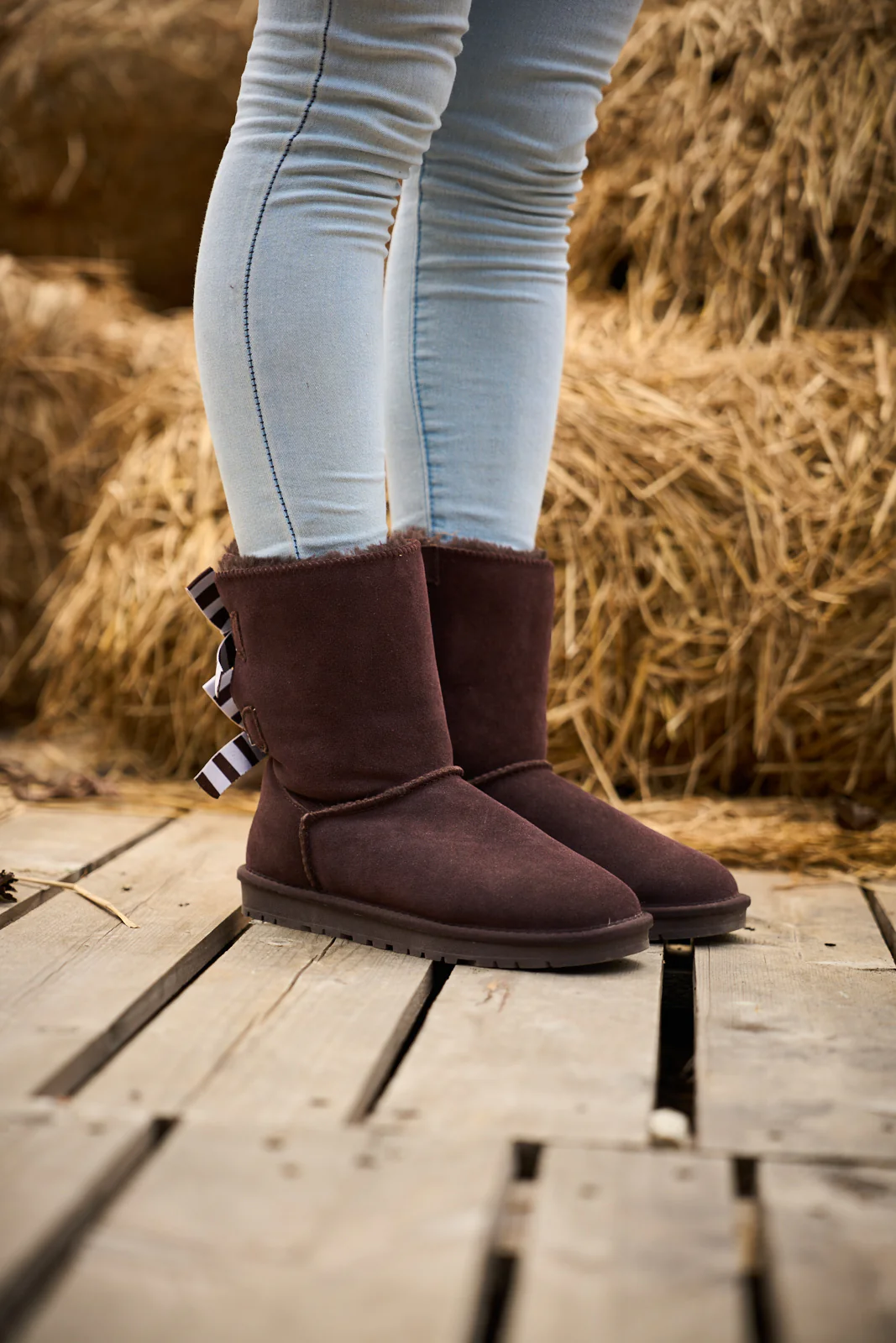 Smaibulun Ugg | Serenity Striped Bailey Bow Shearling Boots - Brown - Image 4