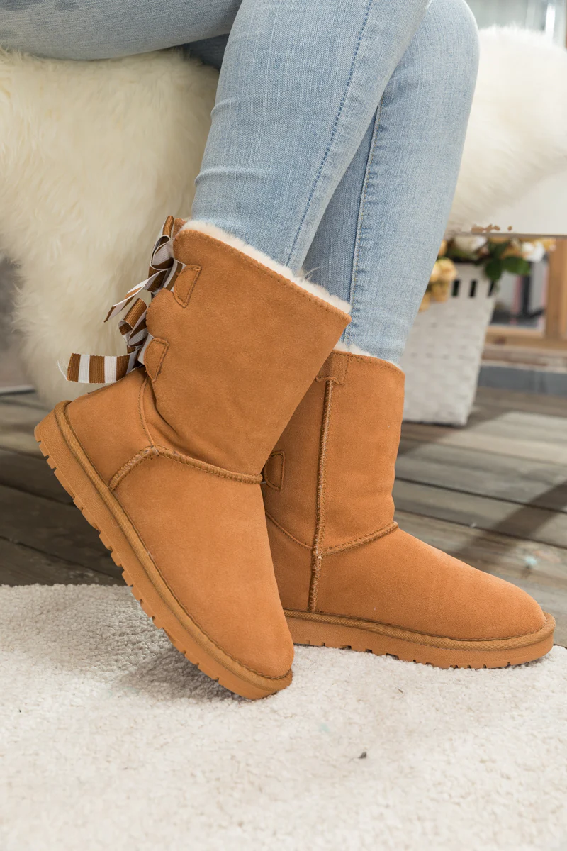 Smaibulun Ugg | Serenity Striped Bailey Bow Shearling Boots - Chestnut - Image 4