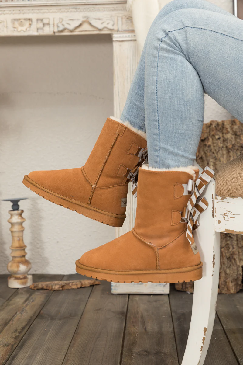 Smaibulun Ugg | Serenity Striped Bailey Bow Shearling Boots - Chestnut - Image 6