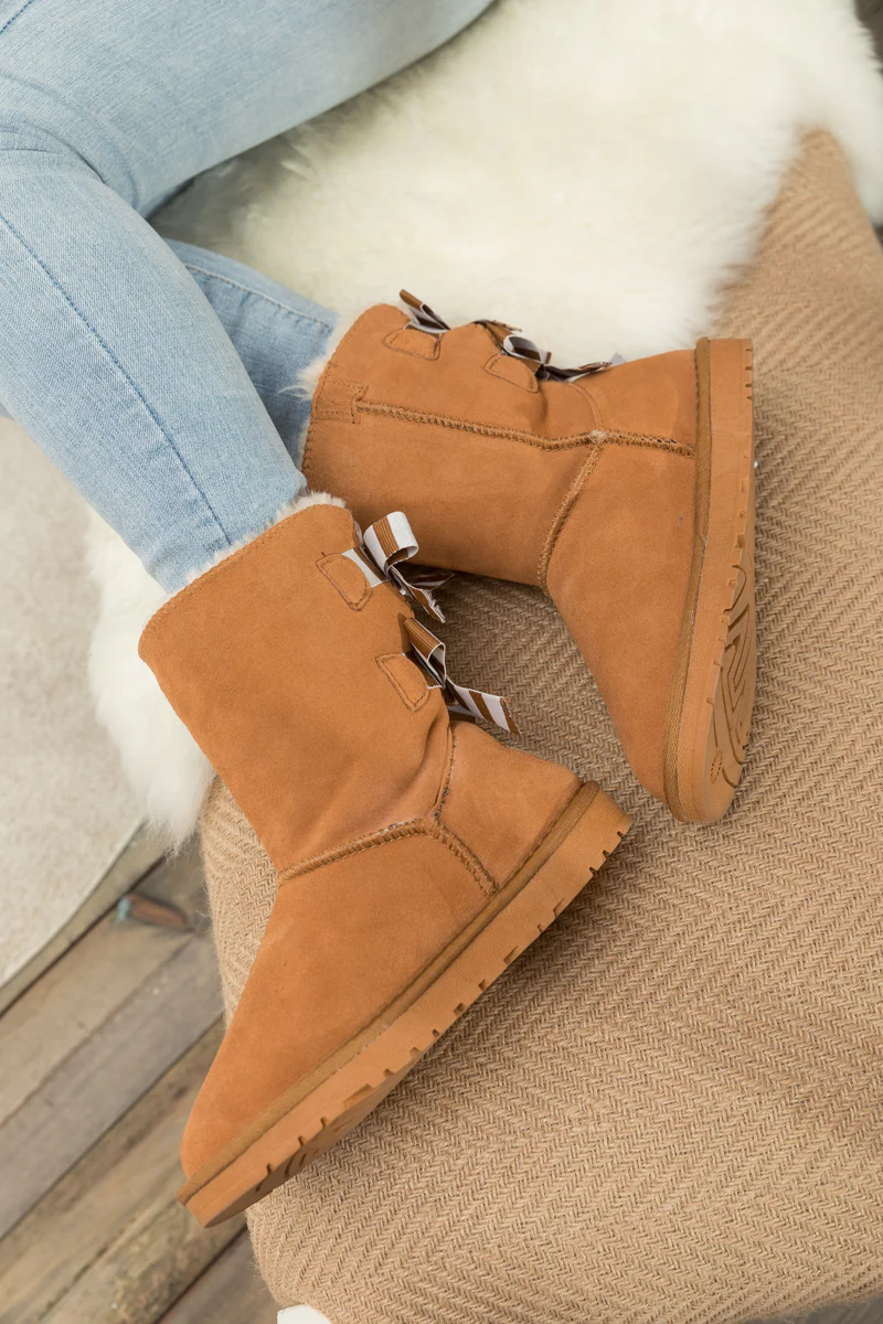 Smaibulun Ugg | Serenity Striped Bailey Bow Shearling Boots - Chestnut - Image 7