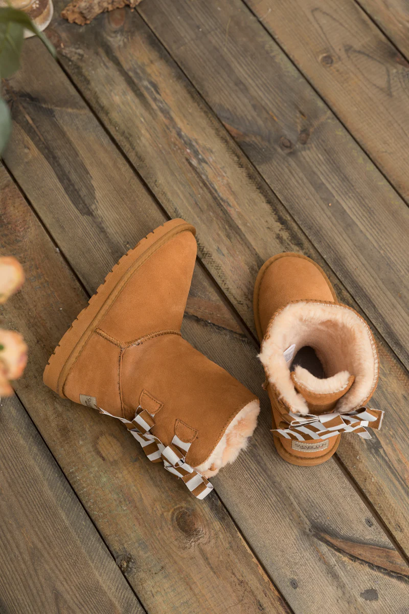 Smaibulun Ugg | Serenity Striped Bailey Bow Shearling Boots - Chestnut - Image 9