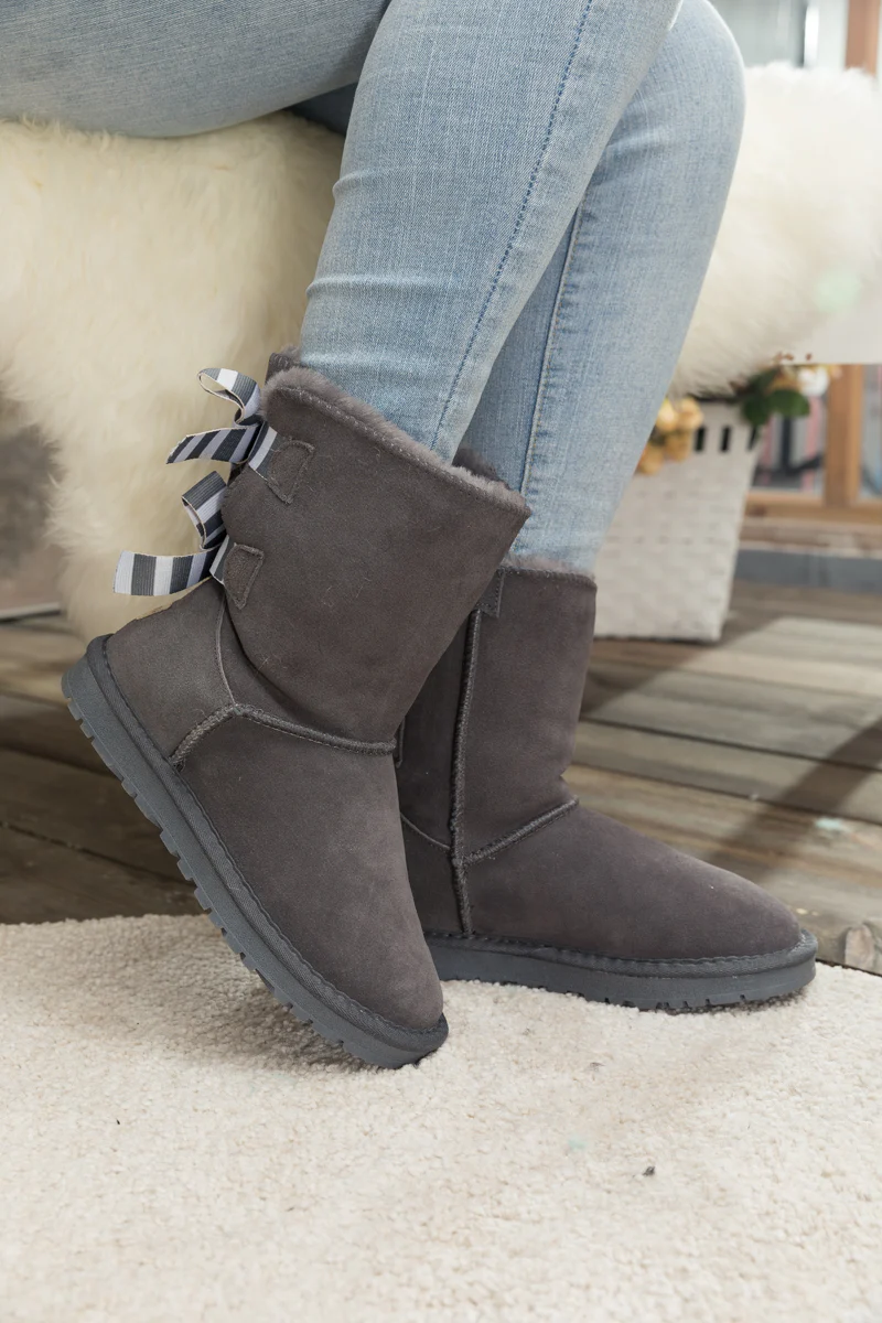 Smaibulun Ugg | Serenity Striped Bailey Bow Shearling Boots - Grey - Image 10
