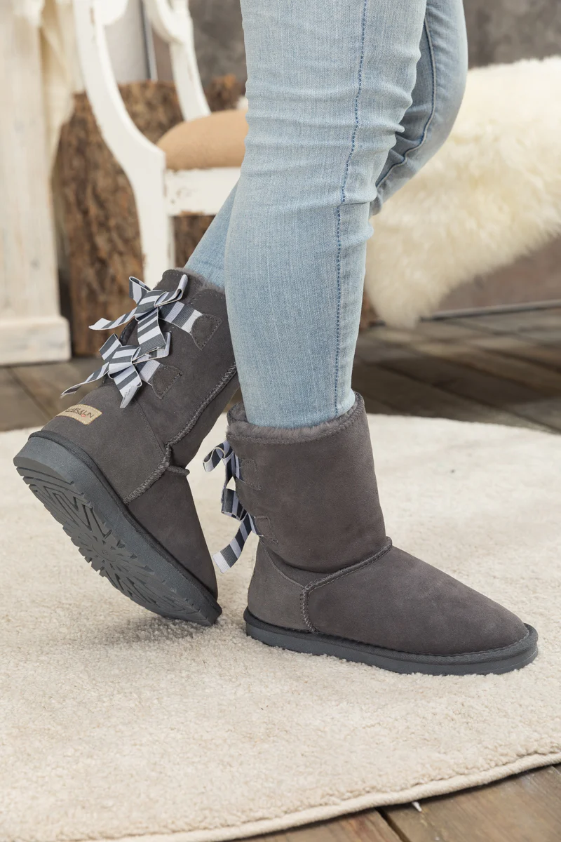 Smaibulun Ugg | Serenity Striped Bailey Bow Shearling Boots - Grey - Image 3