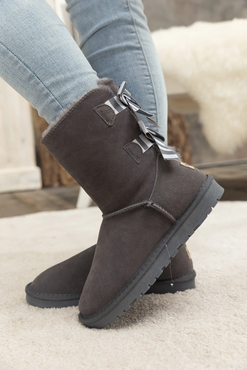 Smaibulun Ugg | Serenity Striped Bailey Bow Shearling Boots - Grey - Image 4