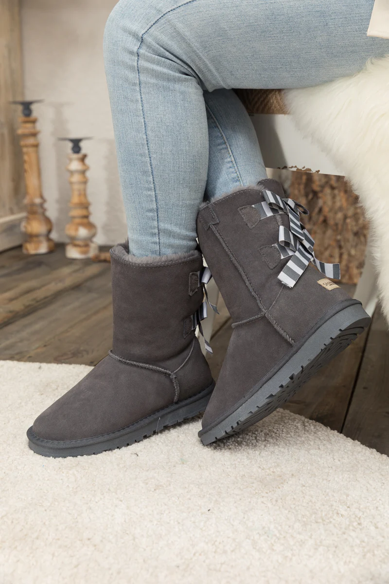 Smaibulun Ugg | Serenity Striped Bailey Bow Shearling Boots - Grey - Image 5