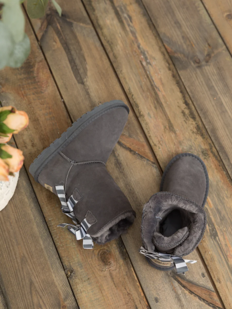 Smaibulun Ugg | Serenity Striped Bailey Bow Shearling Boots - Grey - Image 6