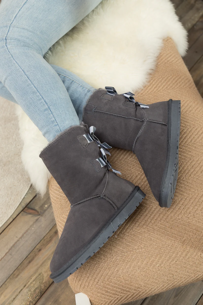 Smaibulun Ugg | Serenity Striped Bailey Bow Shearling Boots - Grey - Image 7