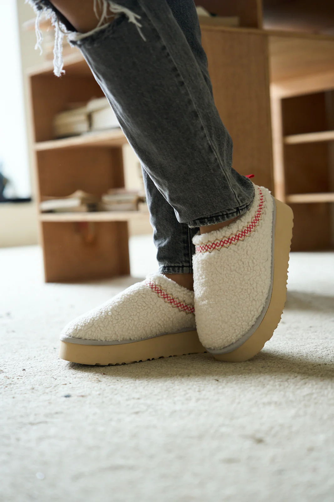 Smaibulun Ugg | Shepherd Tasman Platform Bootie - White - Image 2