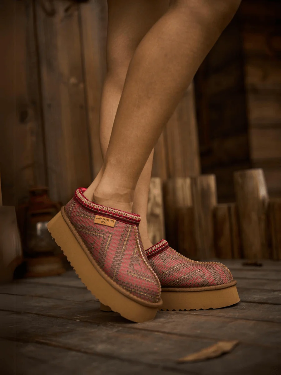 Smaibulun Ugg | Tasman in Labyrinth Platform Bootie - Red - Image 2