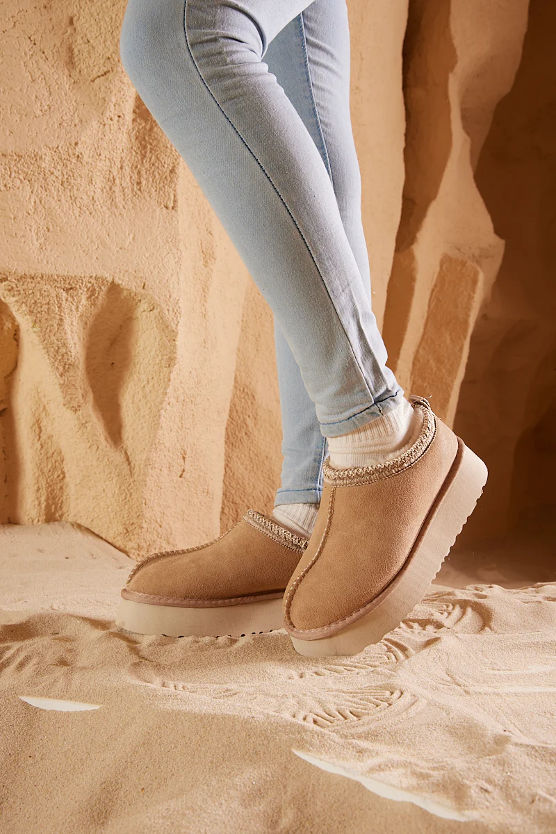 Smaibulun Ugg | Tassie X Tasman Platform Slipper Boot - Sand - Image 2
