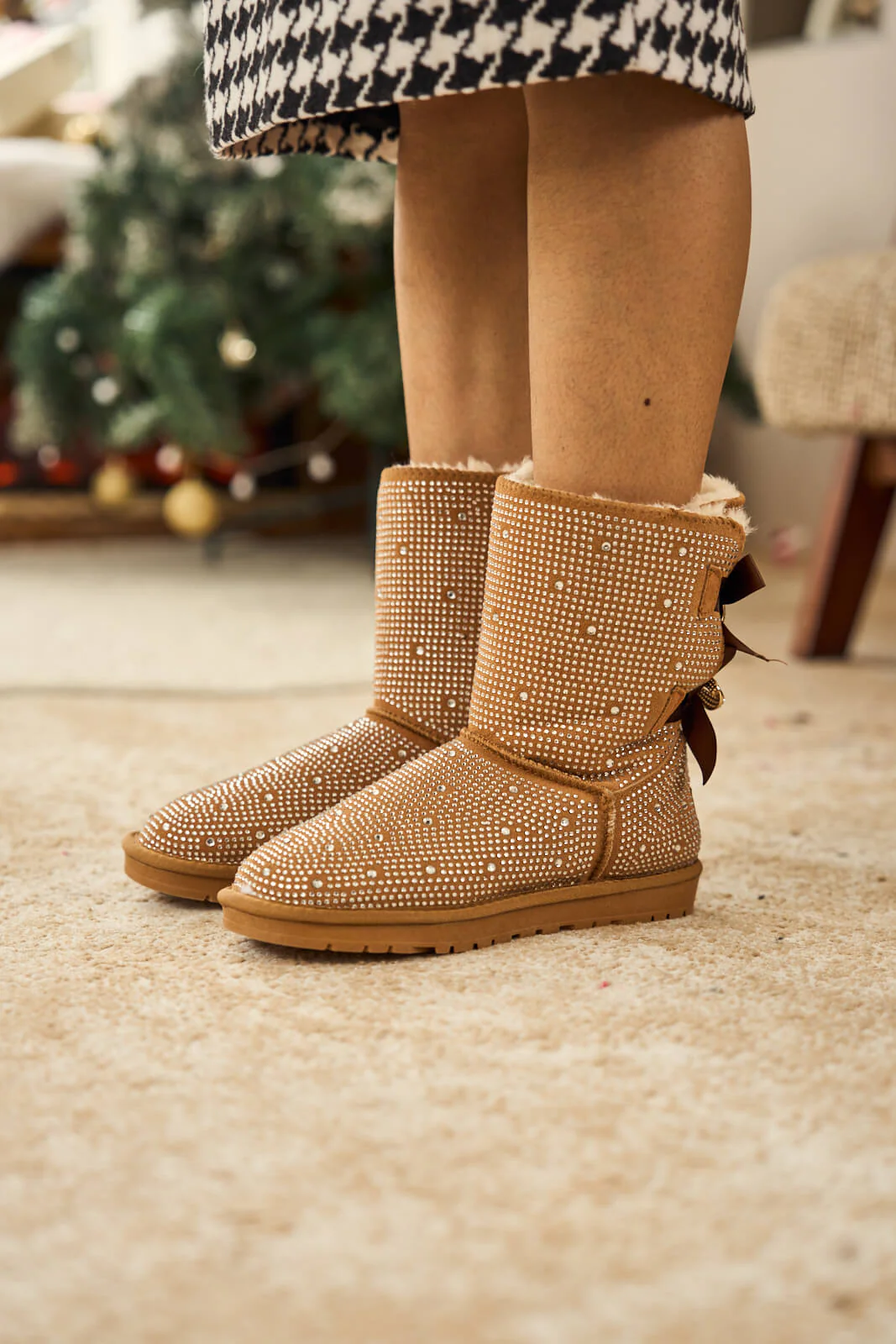 SMAIBULUN Ugg | Tay Tay Shine On Stage Diamond Bows Suede Boots - chestnut - Image 5