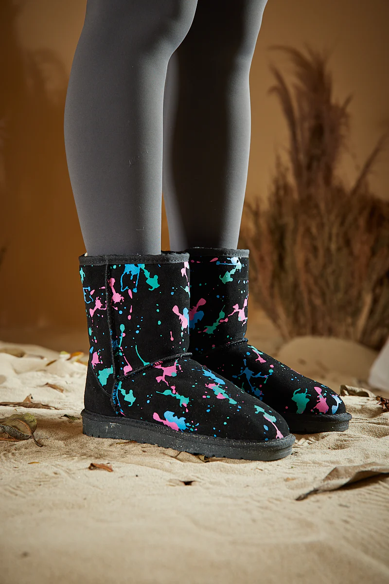 Smaibulun Ugg | Valerie Graffiti Patterned Shearling Boots - Black - Image 2