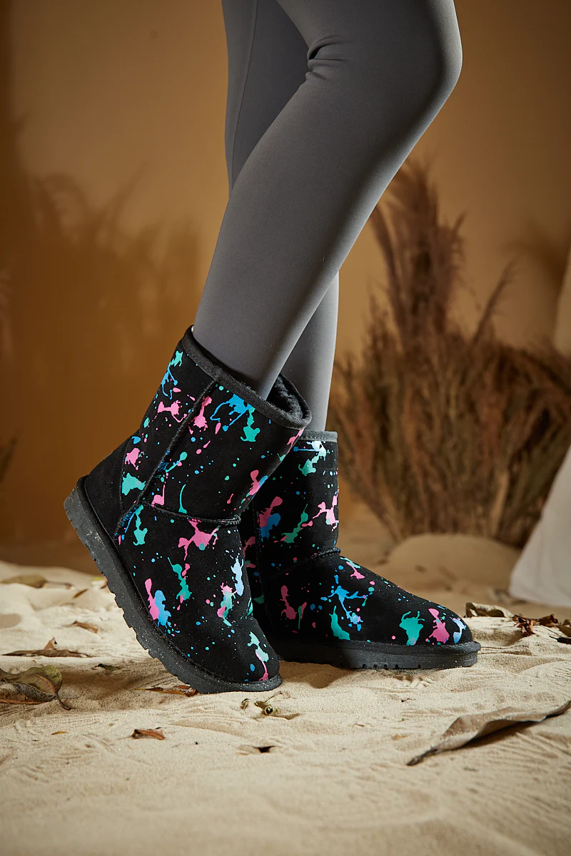 Smaibulun Ugg | Valerie Graffiti Patterned Shearling Boots - Black - Image 4