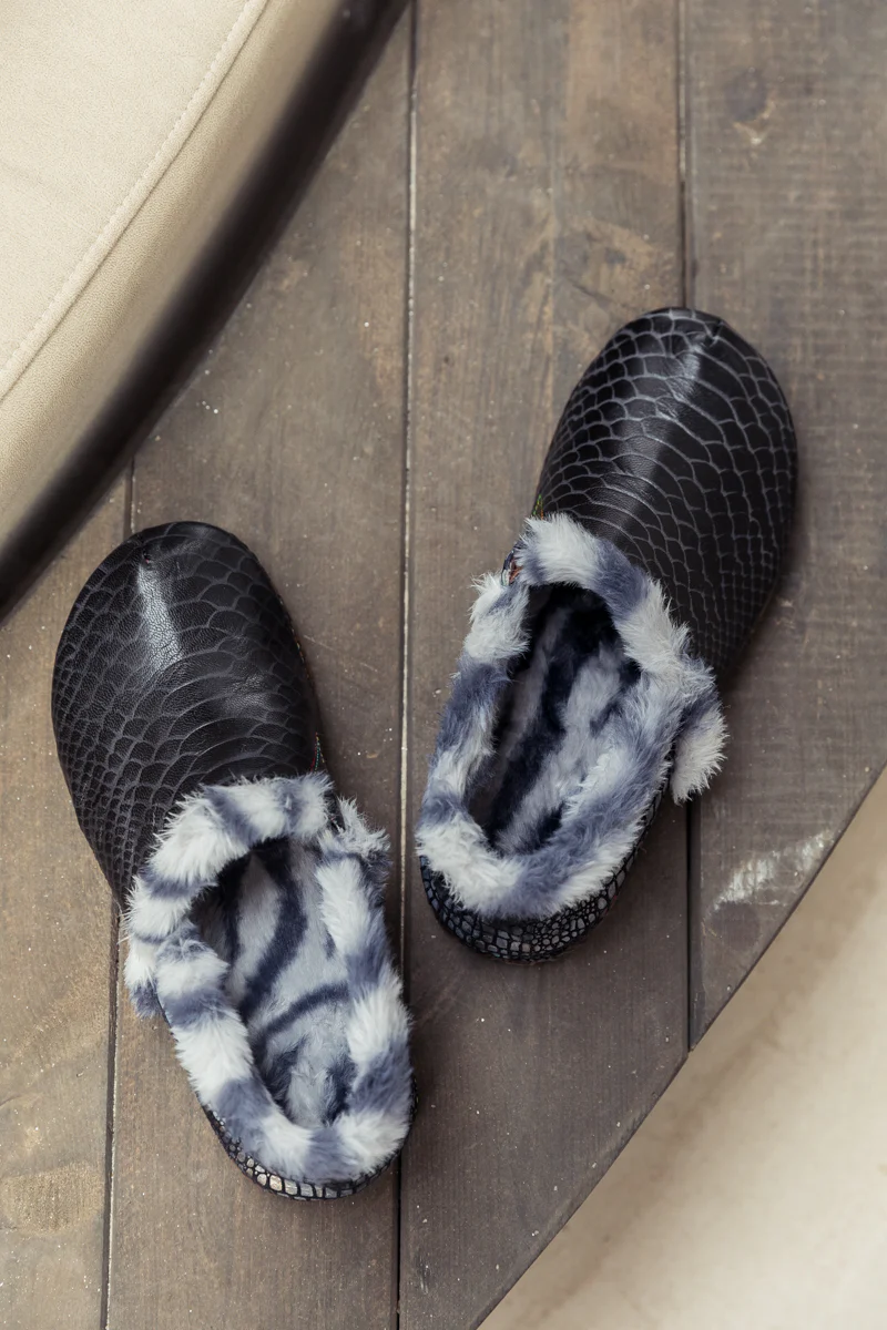 SOFFIA | Fish Scales Embossed Woolen Lined Leather Loafer - Black - Image 10