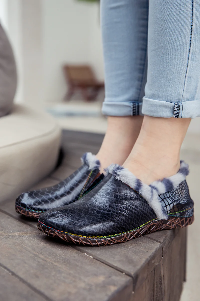 SOFFIA | Fish Scales Embossed Woolen Lined Leather Loafer - Black - Image 3