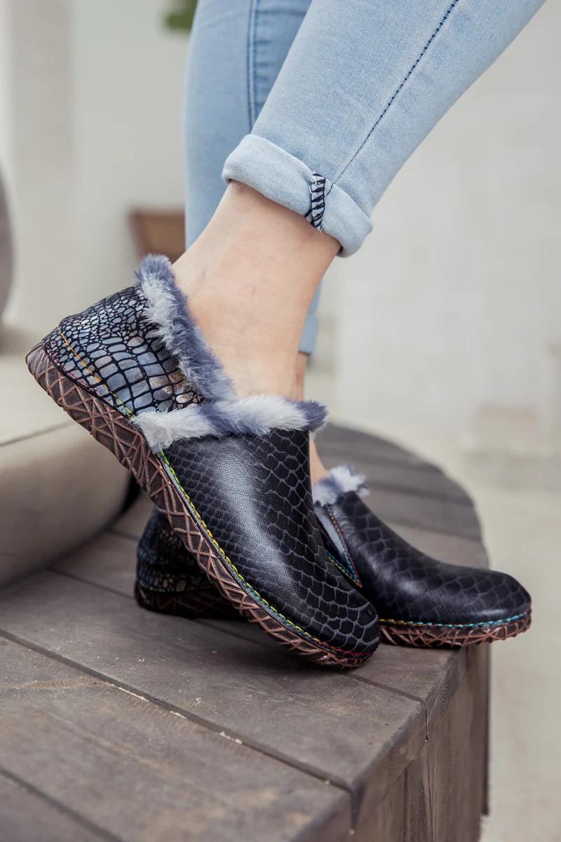 SOFFIA | Fish Scales Embossed Woolen Lined Leather Loafer - Black - Image 4