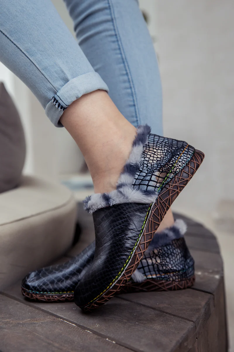 SOFFIA | Fish Scales Embossed Woolen Lined Leather Loafer - Black - Image 5