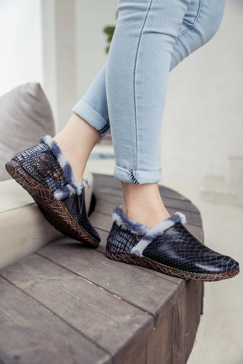 SOFFIA | Fish Scales Embossed Woolen Lined Leather Loafer - Black - Image 6