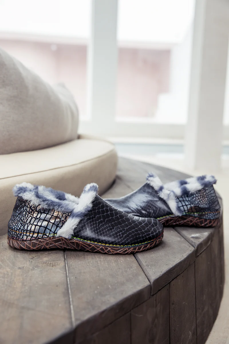 SOFFIA | Fish Scales Embossed Woolen Lined Leather Loafer - Black - Image 7