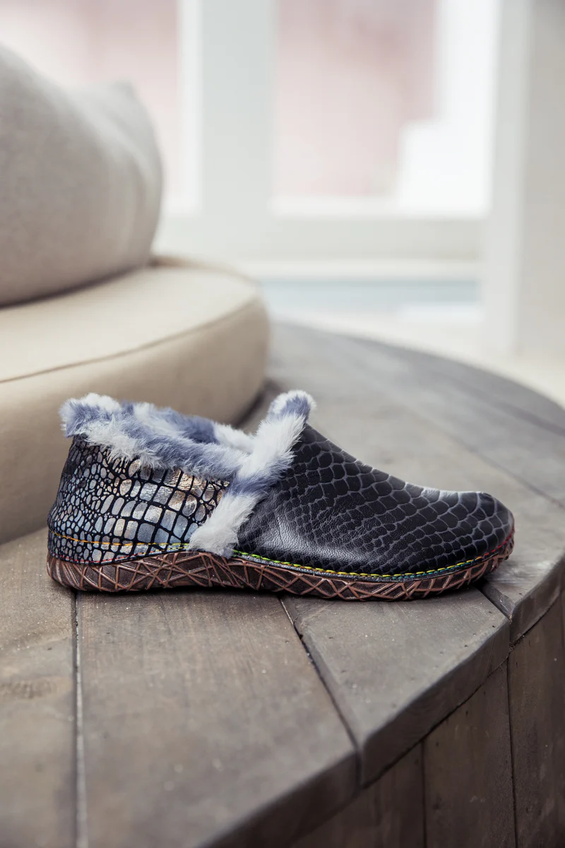 SOFFIA | Fish Scales Embossed Woolen Lined Leather Loafer - Black - Image 8