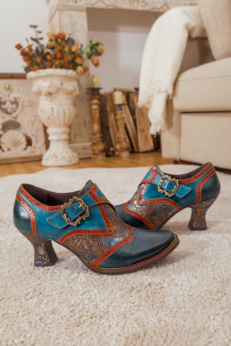 SOFFIA | FLORAL EMBOSSED LEATHER PUMP NAVY - Image 2