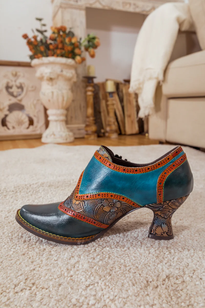 SOFFIA | FLORAL EMBOSSED LEATHER PUMP NAVY - Image 4