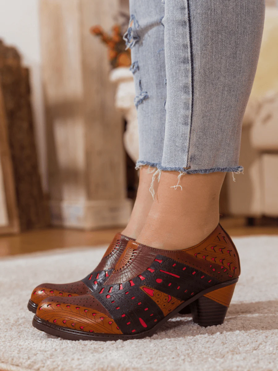 SOFFIA | PERFORATED BROWN LEATHER PUMP - Image 2