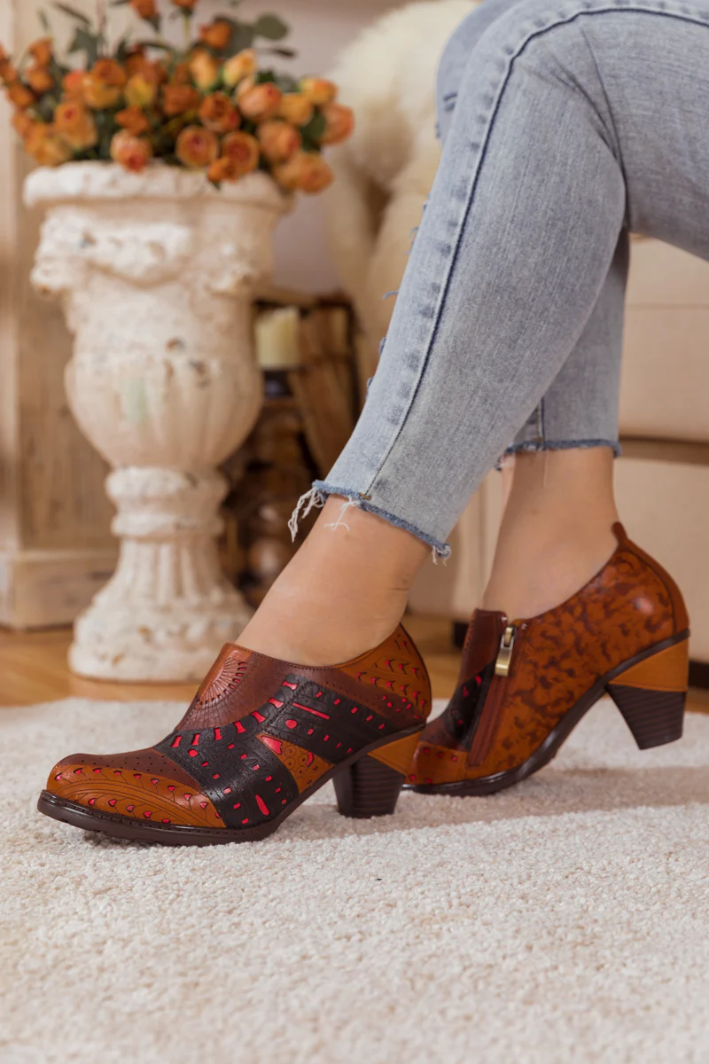 SOFFIA | PERFORATED BROWN LEATHER PUMP - Image 5